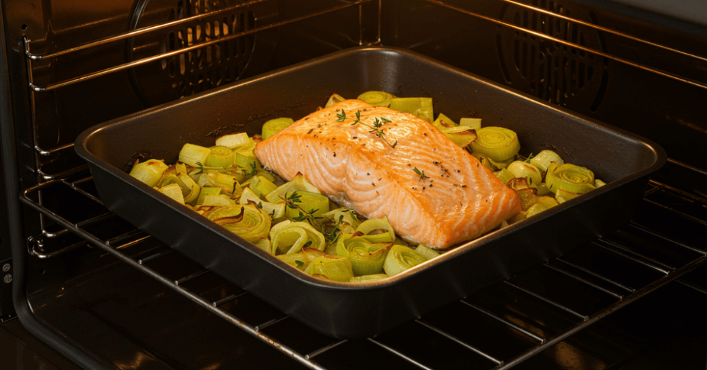 Ofengebackener Lachs mit Zitronen-Kräuter-Marinade, perfekt gegart